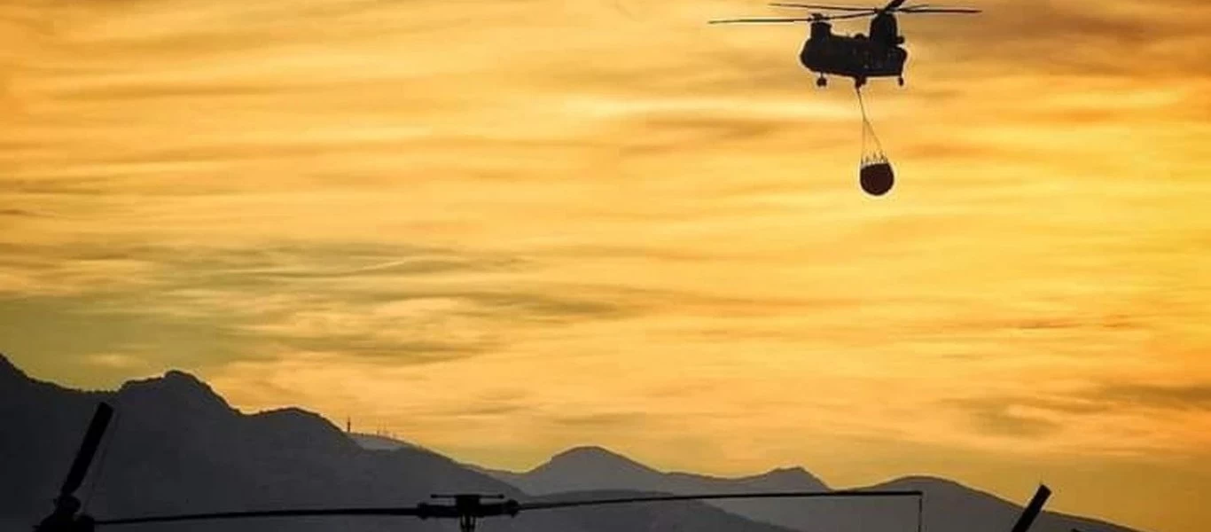 Πυρκαγιές στην Αττική: Εικόνες μέσα από τα πιλοτήρια των ελικοπτέρων των ΕΔ